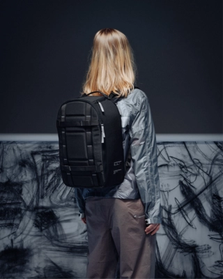 9---Ramverk_Backpack_21L_Charcoal_Grey_lifestyle