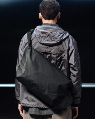 5---Ramverk_Pro_Sling_24L_Black_Out_Lifestyle