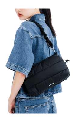 5---BottleLargeBlack_onbody4_1512x