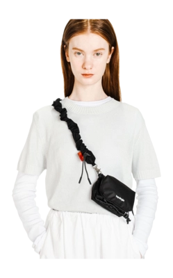 3---BottleSacocheMiniBlack_Onbody5_672be976-79c2-4b08-aa9a-bd2bc6c9e086_1512x