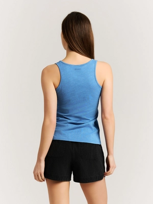 7---16651011_909_model_back-half_01