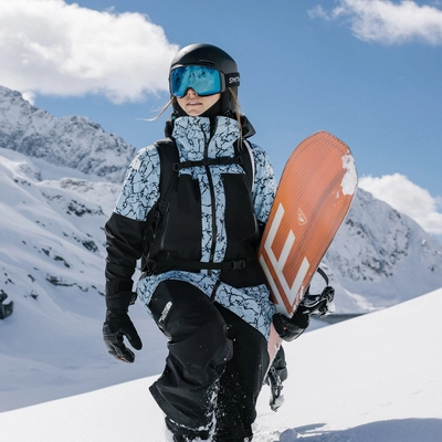 8---4d-mag-goggles_black-cpEverydayBlueMirror_lifestyle02