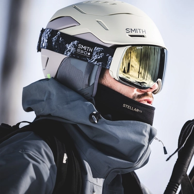 3----4d-mag-goggles_spaceInvader-cpSunBlackGoldMirror_lifestyle05
