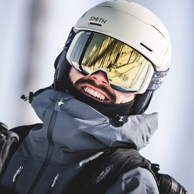 6---4d-mag-goggles_spaceInvader-cpSunBlackGoldMirror_lifestyle01
