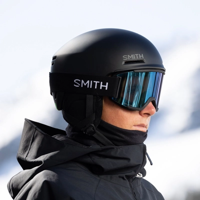 8---squad-goggles_black-cpEverydayBlueMirror_lifestyle02