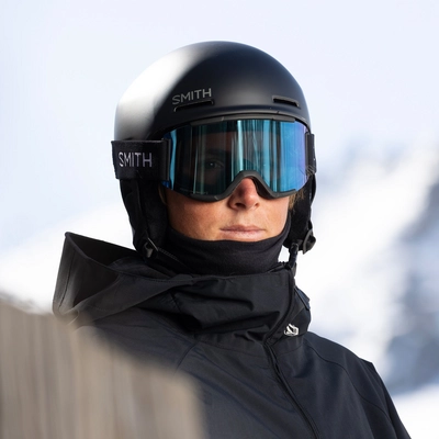9---squad-goggles_black-cpEverydayBlueMirror_lifestyle03