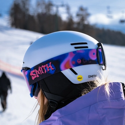 7---squad-goggles_supernovaVibes-cpEverydayBlueMirror_lifestyle03