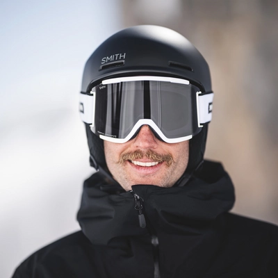 6---squad-xl-goggles_whiteFadeOut-cpSunChromaPopSunBlack_lifestyle01