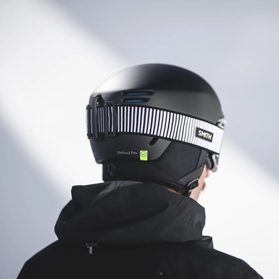8---squad-xl-goggles_whiteFadeOut-cpSunChromaPopSunBlack_lifestyle03