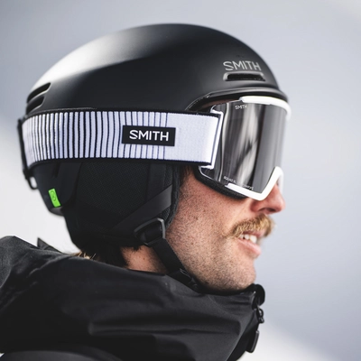 9---squad-xl-goggles_whiteFadeOut-cpSunChromaPopSunBlack_lifestyle04