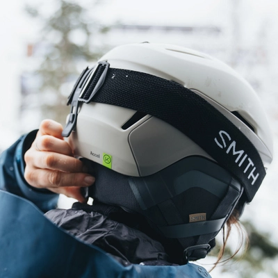 3---accel-helmet_matteChalk_lifestyle03