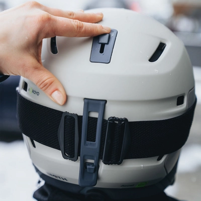 4---accel-helmet_matteChalk_lifestyle04
