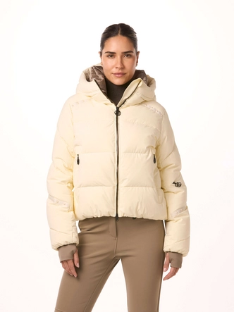 5---toni-sailer-women-ski-jacket-swalina-vanilla-glow-model-front