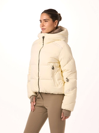 6---toni-sailer-women-ski-jacket-swalina-vanilla-glow-model-side