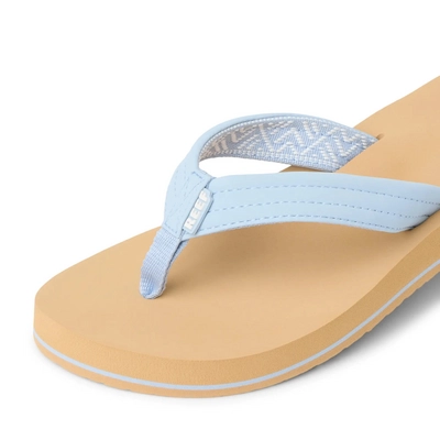 6---CJ7452_REEF_CUSHION_BREEZE_DUSTY_BLUE_DTL1_WBkopie