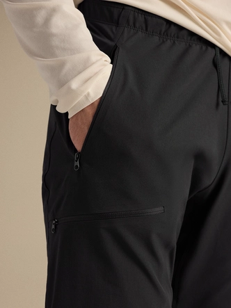 11---F26_X000010040_002291_Gamma_Jogger_Black_Men_32-R_Fabric-Detail_Lowres