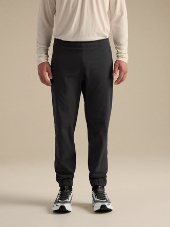 5---F26_X000010040_002291_Gamma_Jogger_Black_Men_32-R_Front-View_Lowres