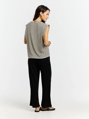8---17661011_106_model_back-full_01