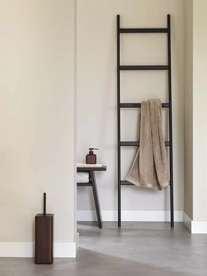Aquanova_London_handdoek_Blake_tray_Ebony_accessoires_Mink_kruk_handdoekladder