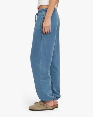 3---CS1019_Organic-Relaxed-Sweatpants_Faded-Indigo_Female_0188
