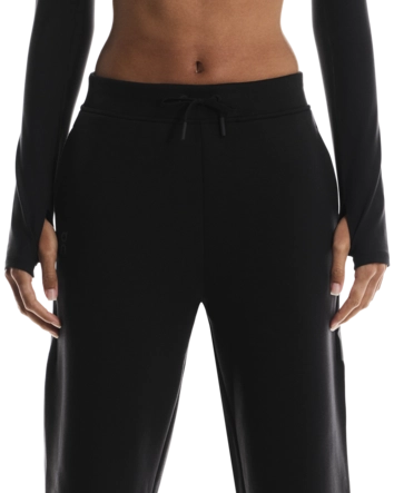6---1WF30390553-focus_tech_sweatpants-fw25-black-w-4x5-tr-g4