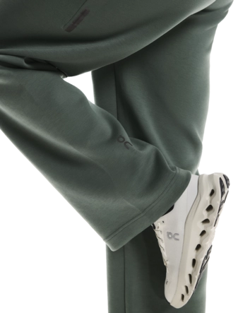 3---1WF30390153-focus_tech_sweatpants-fw25-olive-w-4x5-tr-g6