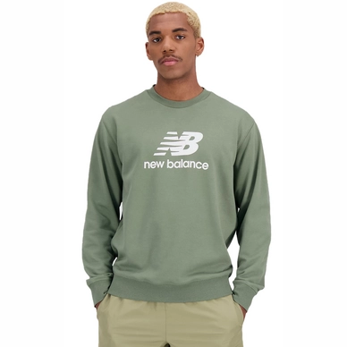 Trui New Balance Men Essentials Stacked Logo French Terry Crewneck Deep Olive Green