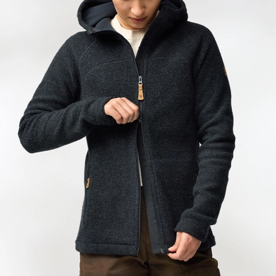 3---Kaitum_Fleece_W_14600261-555_F_MODEL_FJR