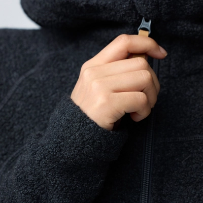 4---Kaitum_Fleece_W_14600261-555_G_MODEL_FJR