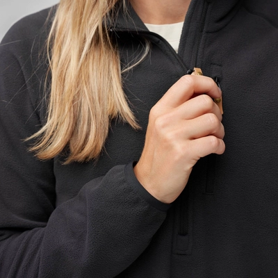 3---Ovik_Lite_Fleece_Half_Zip_W_14600199-550_G_MODEL_FJR