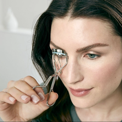 4---88322-090_Eyelashcurler_HowTo_square_300dpi
