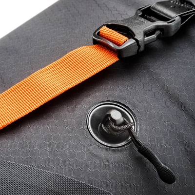 12---ORTLIEB-SEAT-PACK-165L-F9902-DETAIL-3