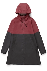 Regenjas Stutterheim Women Mosebacke Blocked Rood/Zwart