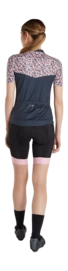 6---1635900_936_model_back-full_01