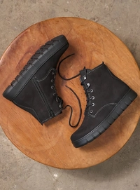 6---wolky-hoge-veterschoenen-02377-new-wave-10000-zwart-nubuck-sfeer