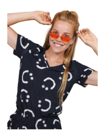 2---smiles-black-v-neck-t-shirt-dames-snurk-1-_no-bg-_no-bg