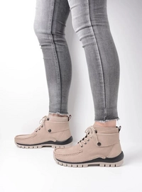 wolky-hoge-veterschoenen-04725-jump-11125-safari-nubuck-sfeer-1.-756x1024