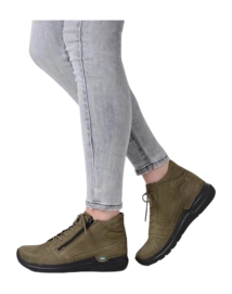 wolky-hoge-veterschoenen-06606-why-11709-pesto-groen-nubuck-sfeer-_no-bg