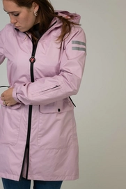 4---DucksdayStudioRaincoatwomanLee_1