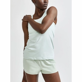2---1908770-692000_ADV Essence Singlet W_Closeup1