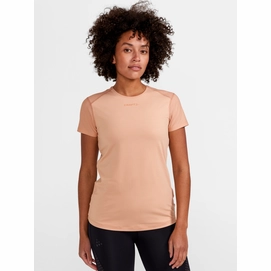 2---721_67708f7665-1908767-791000_adv-essence-ss-slim-tee-w_closeup1-original