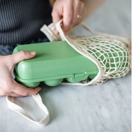 2---Koziol-Eggs-to-go-Mehrweg-Eierbehaelter-nature-leaf-green-Situation-1