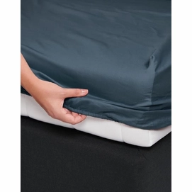 2---satin_stone_blue_fitted_sheet_sfeer_01_lr