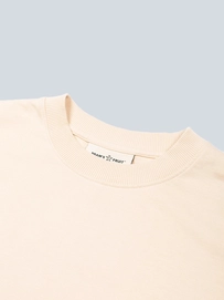 5---beige_tshirt_kraag_detail_b48a02ca-fa75-469b-861d-e4f8fd5946a5