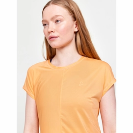 2807_8638b2db08-1911242-582000_core-essence-ss-tee-w_closeup3-original