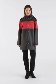Regenjas Stutterheim Unisex Stockholm Stripe Black Red