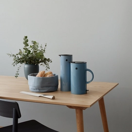4---Stelton-EM-77-Wasserkocher-dusty-blue-Ambiente