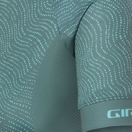 4---giro-chrono-sport-jersey-womens-road-apparel-grey-green-pounce-detail-2
