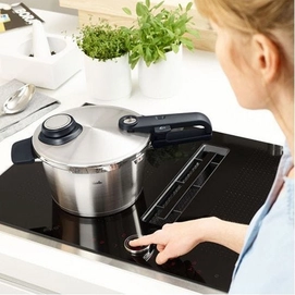 6---Fissler_vitavit_premium_Schnellkochtopf_4.5L_622-412-04-0700_Mood12_11_136