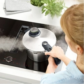7---Fissler_vitavit_premium_Schnellkochtopf_4.5L_622-412-04-0700_Mood13_11_137